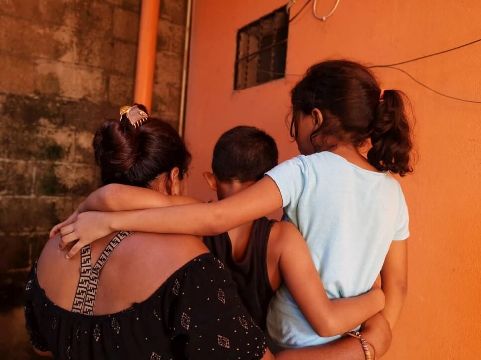 ACNUR una familia hondurea que huyo de las amenazas de las maras