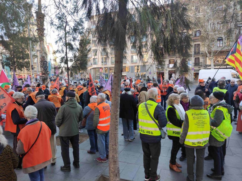 MAREA PENSIONISTA DE CATALUNYA CONCENTRADOS PENSIO EN PLAZA UNIVERSID18122023IMG 20231218 1016263793