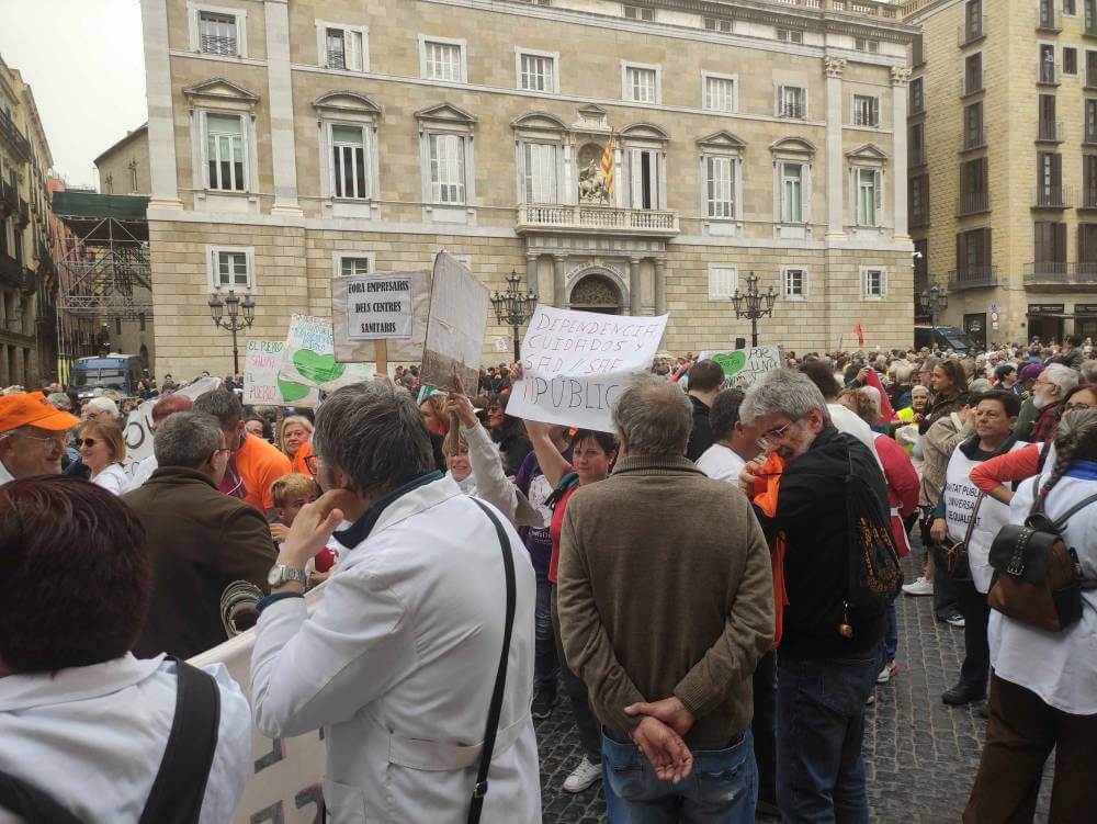 Sanitat 07042024 gente en la plaa Sant jaume 1712517380570 disminuit 989 k