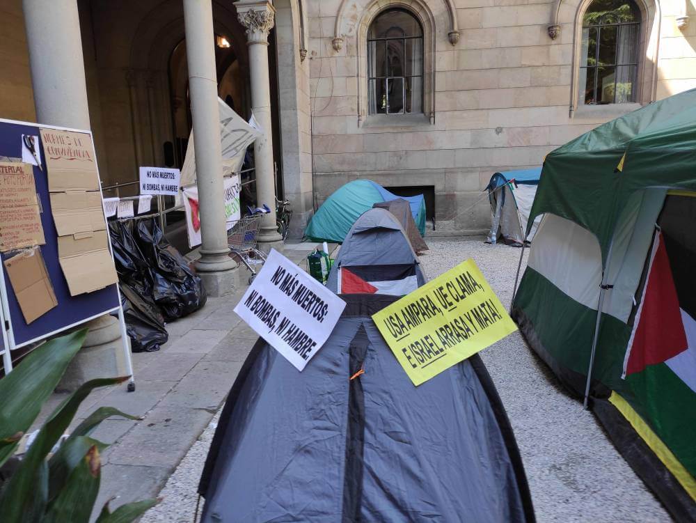 Universitat de Barcelona tendes en el claustre 1715182974613 1000 k