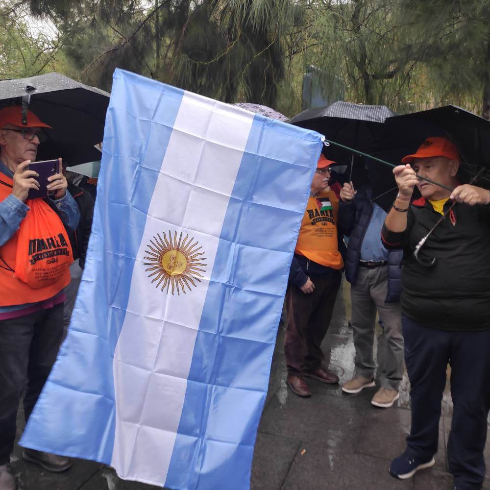 marea pensionista 28102024 bandera argentina enarbolada por un pensionista 17301154510417839 1007 k