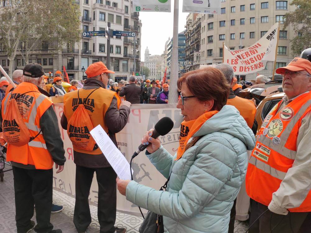 marea pensionista Antonia leyendo comunicado frente a ICS IMG 20231127 103722