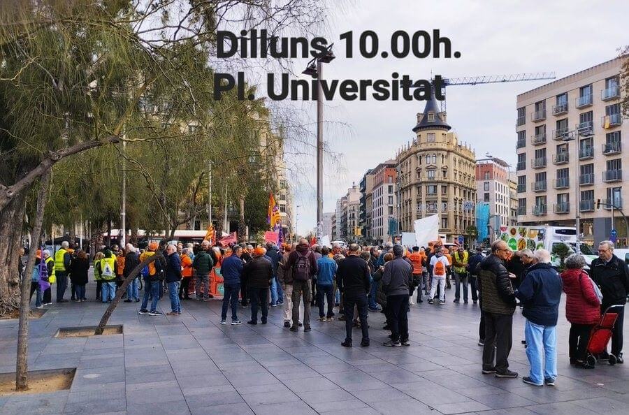 marea pensionista foto de los lunes en la plaza universidad17426735444308487983152888263962