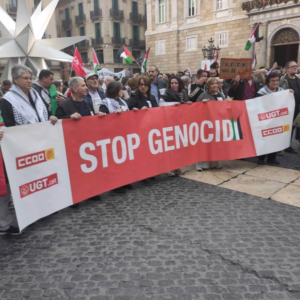 palestina 30112024 concentracion plaza sant jaume pancarta UGT y CCOO 1733012714738 975 k