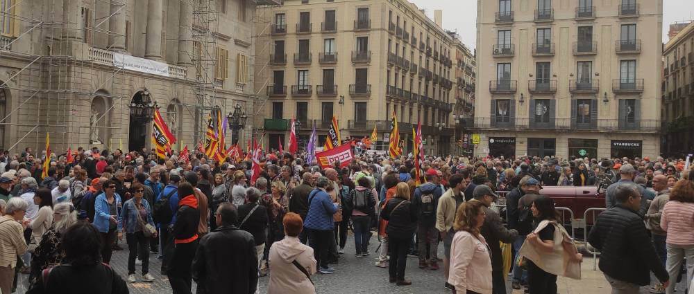 sanitat 07042024 gente en la plaza 17125175493015222 dismin 1016 k