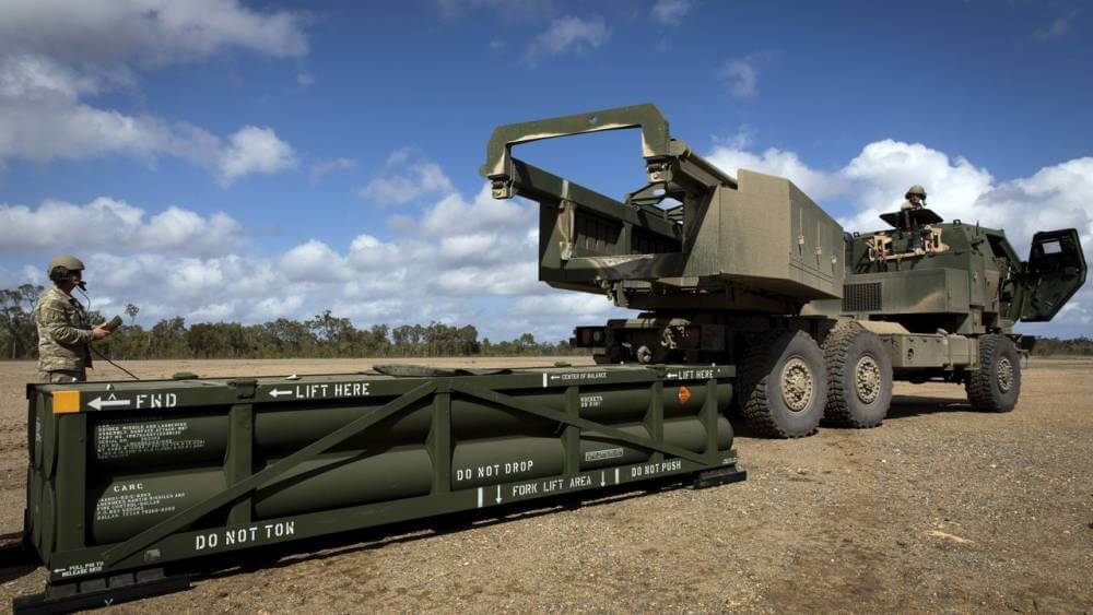 world socialist web site un soldado estadounidense prepara la grua para transportar misiles