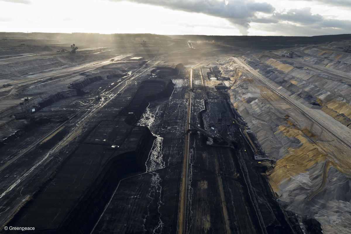 greenpeace vista aerea de una mina de carbon al lado del bosque de hambach