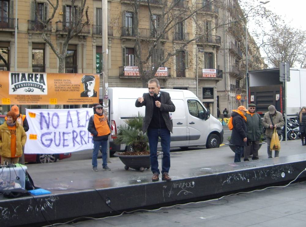 marea pensionista Tubau dirigiendose a los pensionistas congregados en la plaza universidadIMGP7492